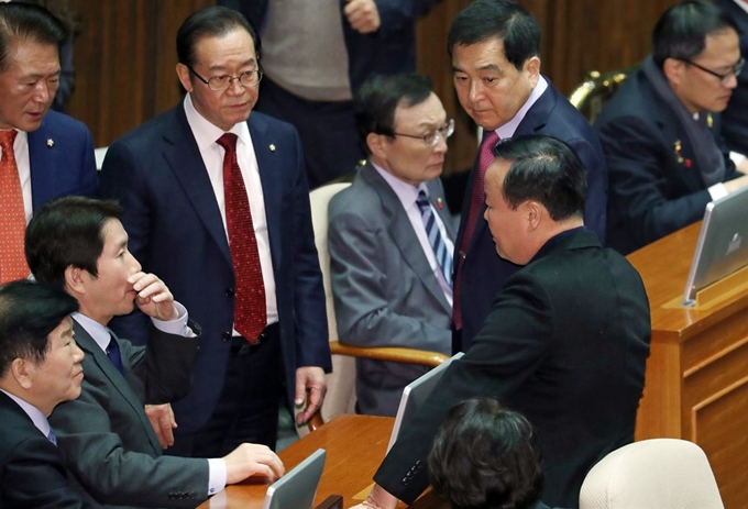 더불어민주당 이인영 원내대표(왼쪽)와 자유한국당 심재철 원내대표, 김재원 정책위의장이 10일 국회 본회의장에서 대화하고 있다. 연합뉴스