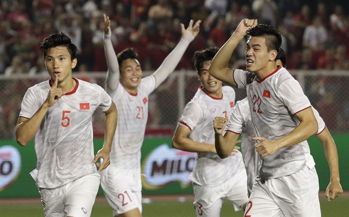 베트남의 도안 반 하우(왼쪽)가 10일 필리핀 마닐라 리잘 메모리얼 스타디움에서 동남아시아 축구 강호 인도네시아와 동남아시안게임 남자축구 결승전에서 전반 39분 선제골을 넣은 뒤 기뻐하고 있다. 마닐라=AP 연합뉴스