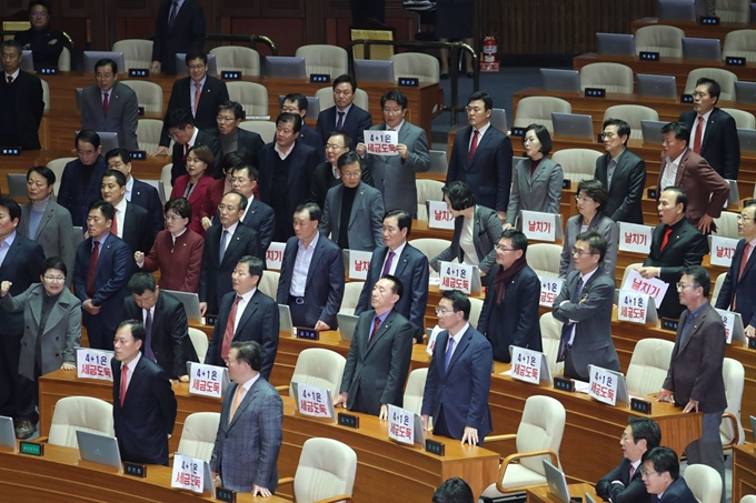 10일 오후 국회 본회의에서 자유한국당 의원들이 문희상 국회의장이 내년도 예산안을 상정하자 항의하고 있다. 연합뉴스