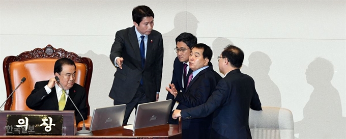 [저작권 한국일보]자유한국당 심재철 원내대표(오른쪽 두번째)가 10일 오후 국회 본회의장에서 내년도 정부 예산안 수정안을 상정한 문 의장에게 항의하고 있다. 심 원내대표 왼쪽으로 바른미래당 오신환, 더불어민주당 이인영 원내대표. 배우한 기자