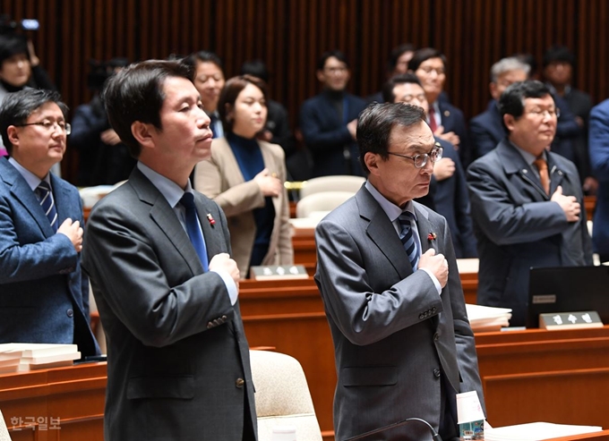 [저작권 한국일보] 이인영(앞줄 왼쪽) 더불어민주당 원내대표가 10일 오전 열린 의원총회에 참석해 국기에 대한 경례를 하고 있다. 홍인기 기자