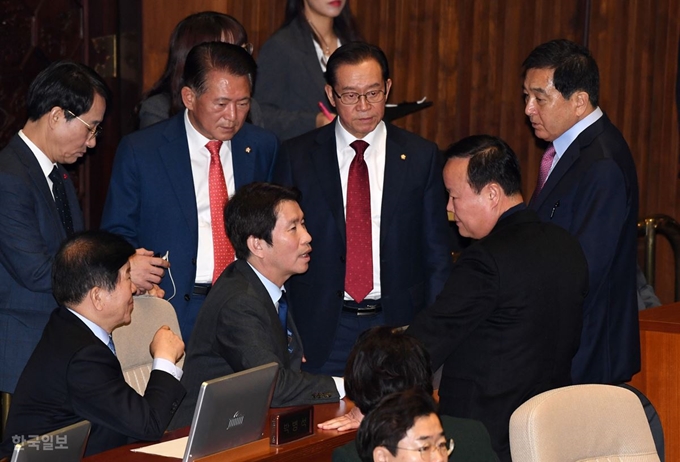 [저작권 한국일보] 10일 오전 국회 본회의장에서 이인영(왼쪽 두번째 앉은 이) 더불어민주당, 심재철(맨 오른쪽) 자유한국당 원내대표 와 여야 중진들이 모여 얘기를 나누고 있다. 홍인기 기자