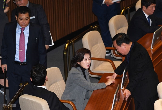 [저작권 한국일보] 김재원(오른쪽) 자유한국당 정책위의장과 나경원 전 원내대표가 10일 본회의장에서 대화를 나누고 있다. 사진 왼쪽은 심재철 원내대표. 홍인기 기자