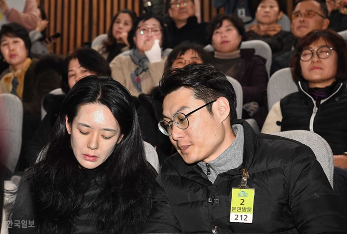 [저작권 한국일보]10일 국회 본회의장에서 민식군의 부모가 '민식이 법'으로 불리는 어린이 교통안전강화 법안이 통과되는 모습을 방청하고 있다. 홍인기 기자