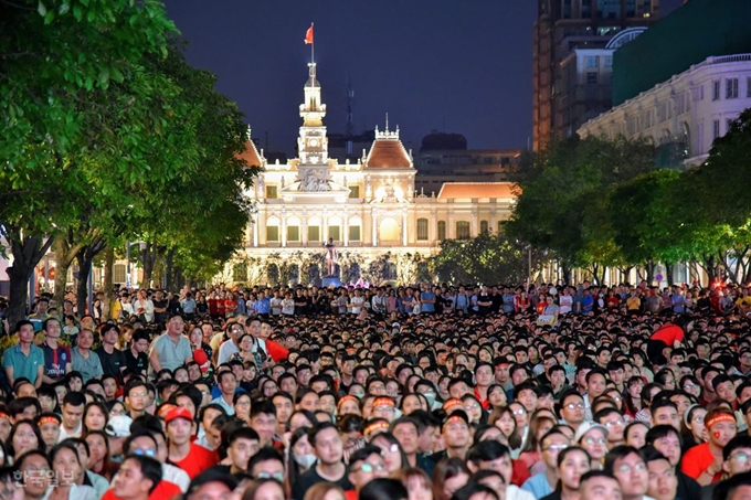 월드컵 지역예선전, 베트남-태국 경기가 있던 지난 11월 19일 오후 베트남 호찌민시 응우옌 후에 거리 풍경. 관중들 뒤로 멀리 있는 건물은 호찌민시 인민위원회(시청) 청사, 그 앞으로 국부, 호찌민 전 주석의 동상이 서 있다.