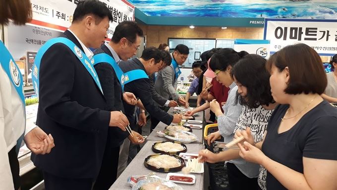 판매 부진 등으로 어려움에 처한 제주광어 양식산업의 지속적인 발전을 위한 ‘제주광어 양식산업 5개년 계획’이 추진된다. 사진은 제주 광어 홍보행사 전경. 제주도 제공