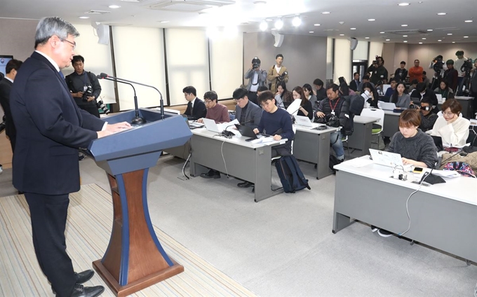 이재갑 고용노동부 장관이 11일 서울 종로구 정부서울청사에서 ‘주52시간제 현장 안착을 위한 보완대책’을 발표하고 있다. 연합뉴스