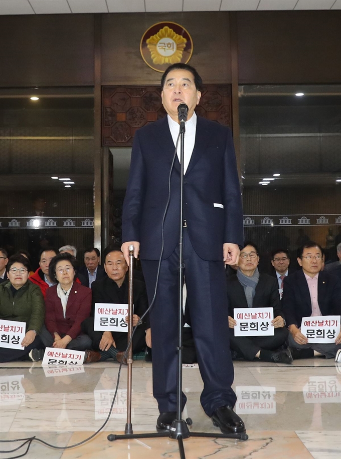 자유한국당 심재철 원내대표가 11일 오전 서울 여의도 국회 본청 로텐더홀에서 열린 예산안 날치기 세금도둑 규탄대회에서 발언하고 있다. 연합뉴스