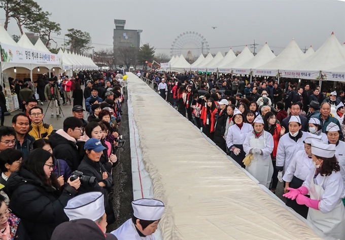 지난해 11월 '제17회 당진 해나루쌀·농특산물 대축제'에서 세계 최장 가래떡 만드는 모습. 당진시 제공