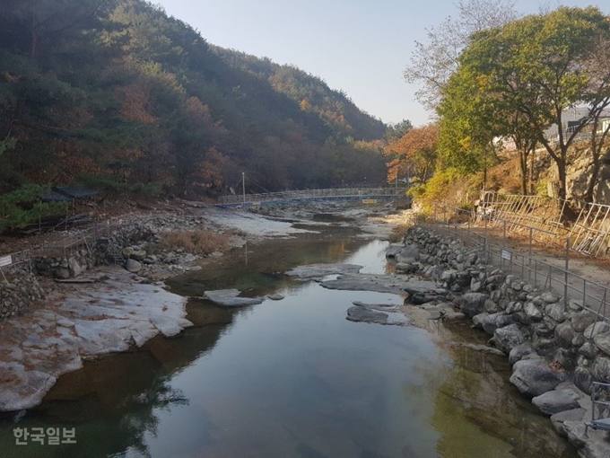 [저작권 한국일보]최근 불법 시설물들이 철거된 경기 포천시 이동면 포천 백운계곡 하류 모습. 이종구 기자