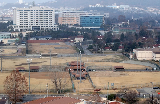 정부가 원주, 부평, 동두천에 있는 4개의 미군기지를 반환 받았다. 또 용산의 미군기지 반환을 위한 협의 절차도 개시했다. 정부는 11일 오후 평택 미군기지(캠프 험프리스)에서 미국과 제200차 주한미군지위협정(SOFA) 합동위원회를 개최해 장기간 반환이 미뤄져 온 4개의 폐쇄된 미군기지를 즉시 돌려받기로 합의했다. 사진은 이날 서울 용산 미군기지. 연합뉴스