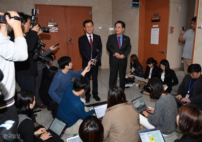 더불어민주당 원혜영(왼쪽)ㆍ백재현 의원이 11일 오후 여의도 국회 기자회견실에서 내년 총선 불출마 선언을 마친 후 기자들의 질문에 답변하고 있다. 홍인기 기자