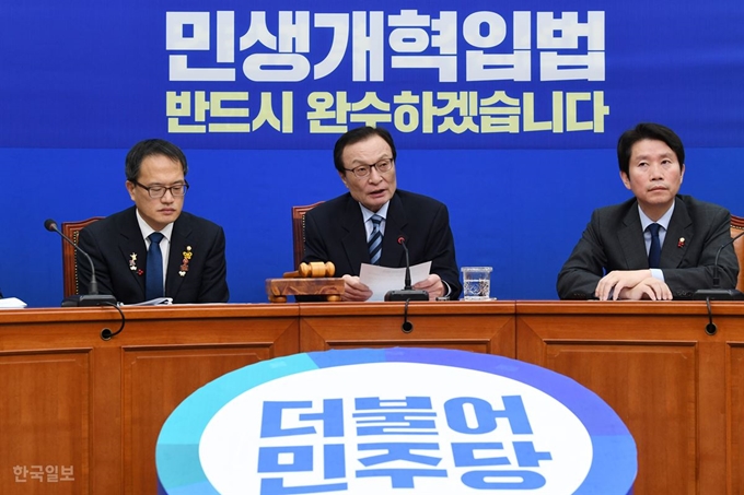 이해찬(가운데) 더불어민주당 대표가 11일 오전 여의도 국회에서 열린 최고위원회의에서 발언을 하고 있다. 홍인기 기자