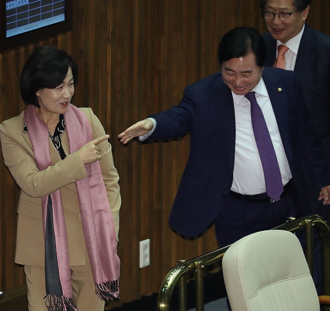 10일 국회 본회의에서 추미애 법무부장관 후보자가 축하 인사를 하는 동료 이석현 의원에게 재미있는 포즈로 답하고 있다. 연합뉴스