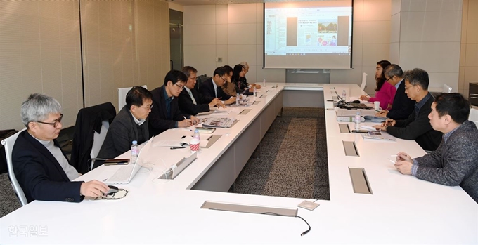 [저작권 한국일보] 한국일보 독자권익위원회가 지난달 20일 오전 서울 남대문로 한국일보 본사에서 8명 위원 전원이 참여한 가운데 회의를 하고 있다 . 홍인기 기자 /2019-11-20(한국일보)