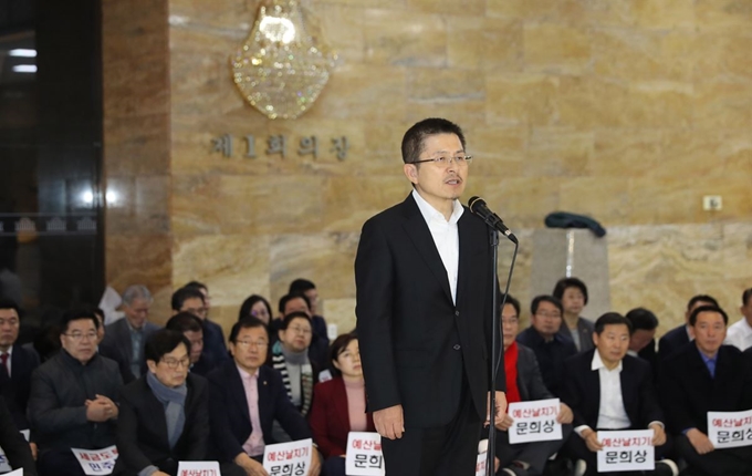 자유한국당 황교안 대표가 11일 오전 서울 여의도 국회 본청 로텐더홀에서 열린 예산안 날치기 세금도둑 규탄대회에서 발언하고 있다. 연합뉴스