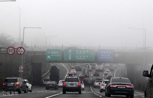 한파가 풀린 10일 오전 서울 양화대교 부근 강변북로에서 미세먼지가 심한 가운데 차들이 전조등을 켜고 주행하고 있다. 홍인기 기자