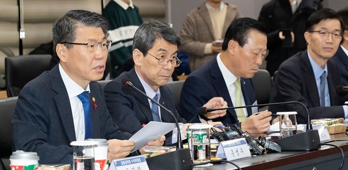 은성수(맨 왼쪽) 금융위원장이 12일 정부서울청사 금융위원회에서 이동걸(왼쪽 두번째) 산업은행 회장 및 시중 은행장들이 참석한 가운데 은행장 간담회를 열고 지난달 14일 발표한 DLF 종합대책의 이행을 당부하고 있다. 금융위원회 제공