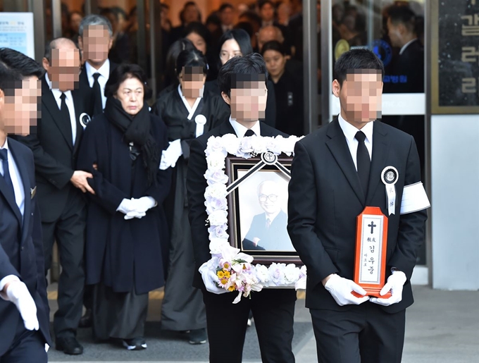 고 김우중 전 대우그룹 회장의 발인이 엄수된 12일 오전 경기 수원시 아주대병원 별관 대강당에서 고인의 영정을 든 유족들이 운구차량으로 향하고 있다. 연합뉴스 제공