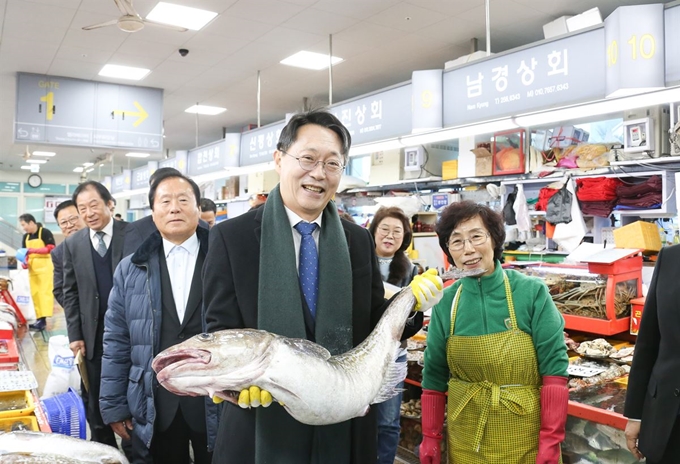 김현준(왼쪽) 국세청장이 12일 부산 중구 자갈치시장에서 상인들과 대화를 나누고 있다. 국세청은 이날 세정지원 간담회에서 소규모 자영업자에 대한 세무조사 착수 유예, 소득세 부가가치세 신고내용 확인 면제 등 지원책에 대해 설명했다. 국세청 제공