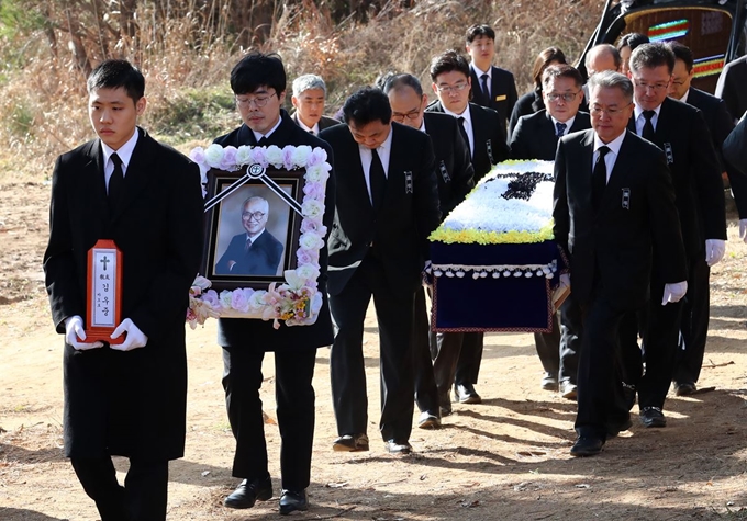 12일 충남 태안군 태안읍에 마련된 고(故) 김우중 전 대우그룹 회장 장지로 운구 행렬이 도착하고 있다. 연합뉴스