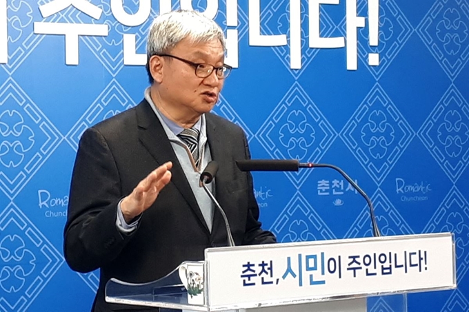 박영일 춘천 방사광 가속기 유치위원장(전 과기부 차관)이 지난달 27일 오전 강원 춘천시청 브리핑룸에서 열린 방사광 가속기 유치 선언에서 기자들의 질문에 답변하고 있다. 뉴스1