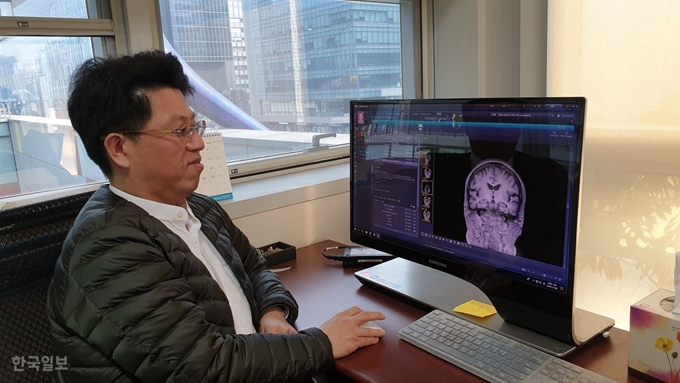 지난 9일 오후 경기 성남시 분당구 중앙치매센터에서 올해를 마지막으로 8년의 임기를 마치는 김기웅 중앙치매센터장이 뇌 MRI 사진을 확인하고 있다. 조소진 기자