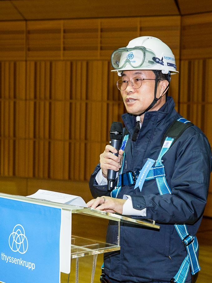 티센크루프엘리베이터 코리아 서득현 대표이사가 지난 11일 서울 목동 KT 체임버홀에서 열린 '상생안전결의대회'에 참석해 안전한 작업 환경을 위해 파트너사들과 긴밀히 협력할 것을 다짐하고 있다. 티센크루프엘리베이터 코리아 제공