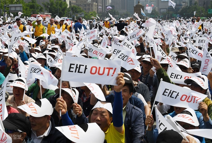 지난 5월 서울개인택시운송사업조합 소속 택시기사들이 서울 종로구 광화문 광장에서 열린 '타다 OUT' 집회에서 구호를 외치고 있다. 홍인기 기자