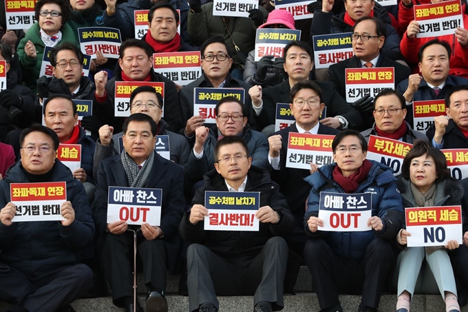 자유한국당 황교안 대표와 의원, 당원들이 13일 오후 서울 여의도 국회 본청 계단 앞에서 열린 '패스트트랙 법안 날치기 상정 저지 규탄대회'에서 구호를 외치고 있다. 연합뉴스