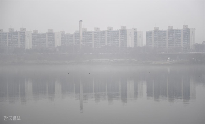 수도권 및 충북지역에 미세먼지 비상저감조치가 발령된 10일 오전 서울 잠수교에서 바라본 한강 강변이 미세먼지와 안개로 뿌옇다. 이한호 기자