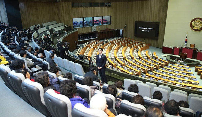 13일 오후 국회 본회의장을 찾은 경기도 광주시민들이 제372회 임시국회 제1차 본회의 개의를 기다리고 있다. 연합뉴스