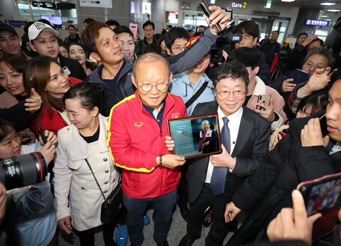 베트남 축구를 동남아시아 최정상에 올려놓은 박항서 감독이 14일 오전 부산 강서구 김해국제공항으로 입국하며 팬들에게 둘러싸여 있다. 박 감독이 이끄는 U23 베트남 대표팀은 22일까지 통영 공설운동장에 베이스 캠프를 꾸리고 동계전지훈련에 들어간다. 부산=연합뉴스