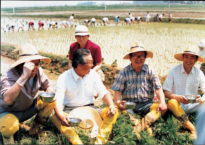 1987년 5월 구자경(오른쪽에서 두번째) 명예회장이 전경련 회장단과 함께 농촌 모내기 일손을 돕고 있다. LG그룹 제공