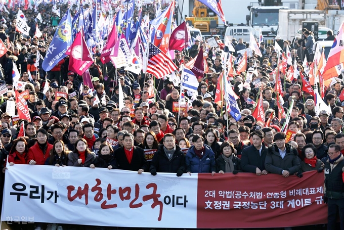 황교안 자유한국당 대표, 심재철 원내대표를 비롯한 의원들이 14일 오후 서울 종로구 세종문회화관 앞에서 문재인정권 국정농단 3대 게이트 규탄대회를 마치고 청와대 방면으로 행진하고 있다. 고영권 기자