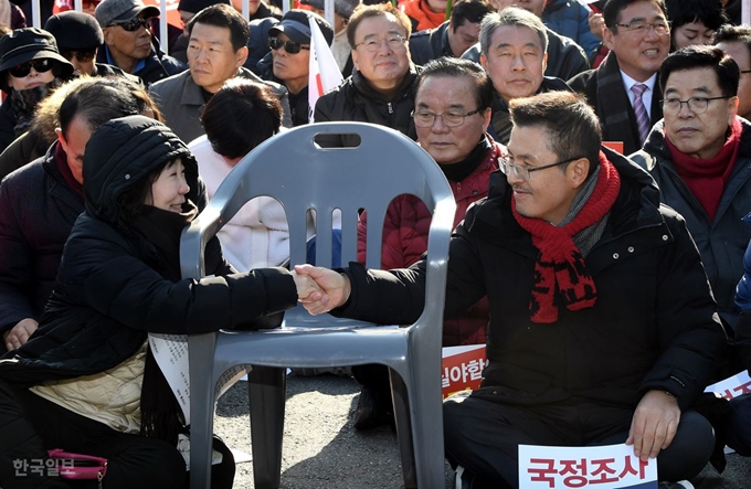 황교안 자유한국당 대표가 14일 오후 서울 광화문광장에서 열린 '문 정권 국정농단 3대 게이트 규탄대회'에서 정미경 의원과 악수하고 있다. 고영권 기자