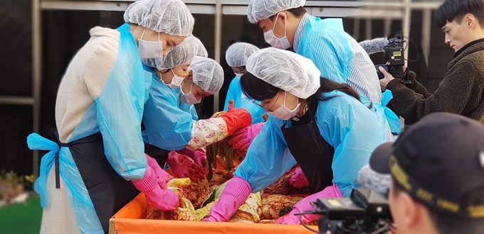 이하늬(왼쪽) 미스코리아 선, 강정숙 동재건설 대표가 대구대 K-PACE센터 학생들과 함께 14일 대구대 행복정원에서 김장을 하고 있다. 대구사이버대 제공.