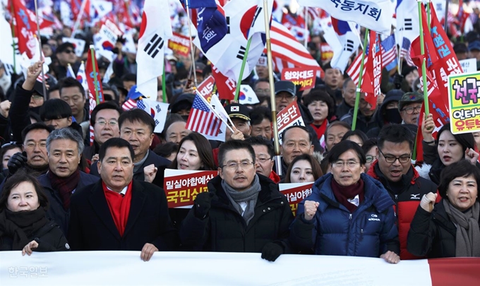 황교안 자유한국당 대표, 심재철 원내대표를 비롯한 의원들이 14일 서울 종로구 세종문회화관 앞에서 문재인정권 국정농단 3대 게이트 규탄대회를 마치고 청와대 방면으로 행진하고 있다. 고영권 기자