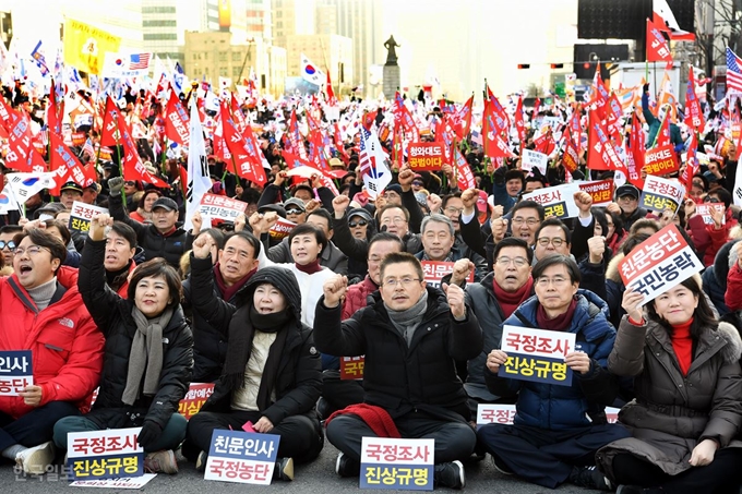 황교안 자유한국당 대표를 비롯한 의원들이 14일 오후 서울 광화문광장에서 열린 '문 정권 국정농단 3대 게이트 규탄대회'에서 구호를 외치고 있다. 고영권 기자