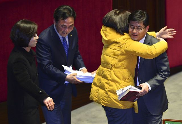 테러방지법에 대한 야당의 필리버스터가 진행되고 있던 2016년 2월 24일 박원석 정의당 의원이 국회 본회의장에서 9시간 29분 동안의 필리버스터를 마치고 내려오자 심상정 정의당 대표가 안아주고 있다. 뉴스1