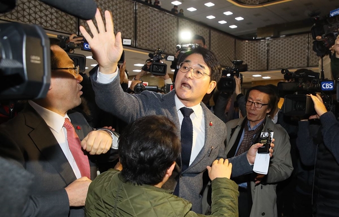 박용진 더불어민주당 의원이 16일 국회 로텐더홀에서 농성 중인 자유한국당 의원들과 황교안 대표에게 '유치원3법'의 신속한 처리 협조와 필리버스터 철회를 요청하던 중 한국당 관계자에게 항의받고 있다. 연합뉴스