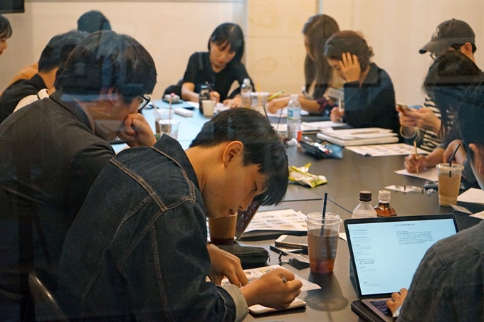 서울 마포구 서교동 소셜살롱 문토에서 열린 ‘거기서부터 쓰기’ 참가자들이 글을 쓰고 있다. 문토 제공