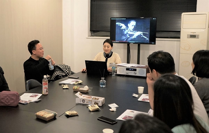 소셜살롱 문토의 ‘아는 만큼 들리는’ 참가자들이 이수민(왼쪽에서 두 번째) 리더의 설명을 듣고 있다. 문토 제공