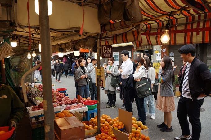 문토 멤버들이 시장에서 외부 활동인 ‘행 아웃’을 하고 있다. 멤버들은 실전 경험을 위해 살롱 회차 중 절반 정도를 행 아웃에 할애하기도 한다. 문토 제공