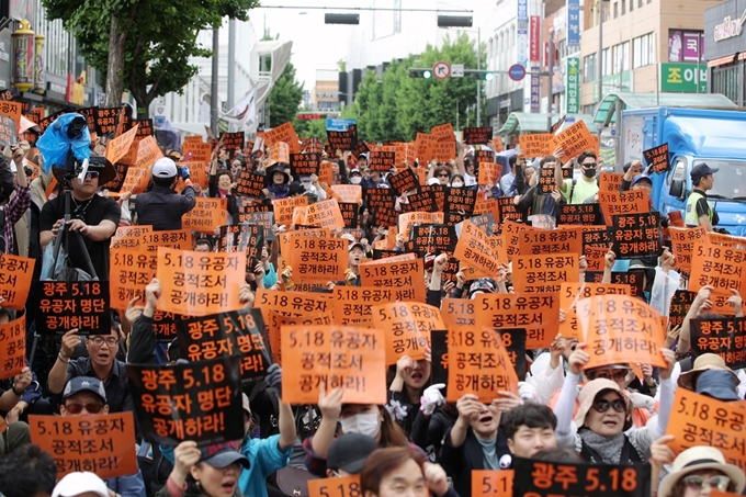 5ㆍ18민주화운동 제39주년인 5월 18일 오후 광주 동구 금남로에서 자유연대 등 일부 보수 표방 단체가 5ㆍ18 유공자와 관련한 의혹을 제기하는 집회를 열고 있다. 연합뉴스