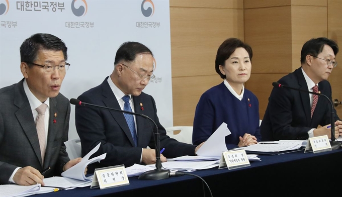 16일 정부서울청사에서 열린 주택시장 안정화 방안 관계부처 합동브리핑에서 김현미 국토교통부 장관이 질문을 듣고 있다. 왼쪽부터 은성수 금융위원장, 홍남기 경제부총리 겸 기획재정부 장관, 김 장관, 홍 부총리, 김현준 국세청장. 연합뉴스