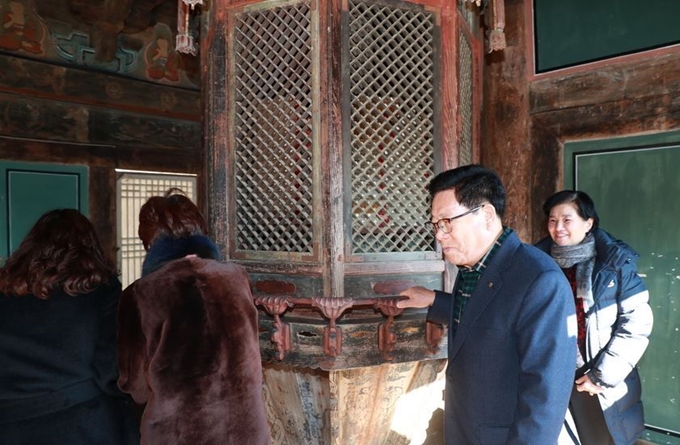 예천군민과 문화해설사들이 윤장대를 돌리며 '예천 용문사 대장전과 윤장대' 국보 승격을 축하하고 있다. 예천군 제공