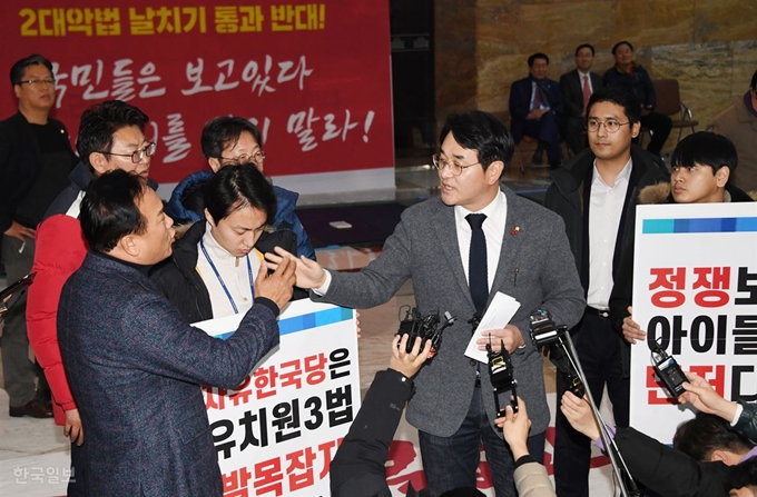 더불어민주당 박용진 의원이 16일 한국당 의원들이 농성중인 국회 로텐더홀에서 '유치원3법'의 신속한 처리 협조와 필리버스터 철회를 요청하는 기자회견 하자 한국당 관계자들이 항의하며 설전을 벌이고 있다. 오대근기자