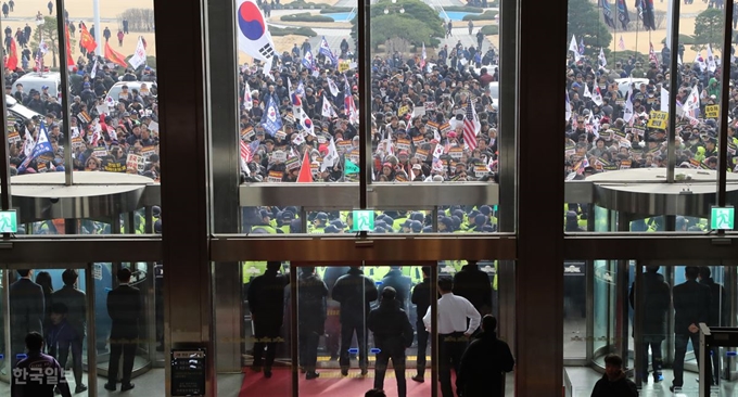 16일 오전 서울 여의도 국회 본청 앞 계단에서 열린 한국당의 ‘공수처법 선거법 날치기 저지 규탄대회' 참가자들과 우리공화당 지지자들이 본청 진입을 시도하며 규탄 구호를 외치고 있다. 오대근기자