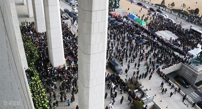 ‘ 선거법 날치기 저지 규탄대회' 참가한 보수단체 회원들이 국회 본청 진입을 시도하며 국회를 에워싸고 있다. 오대근기자